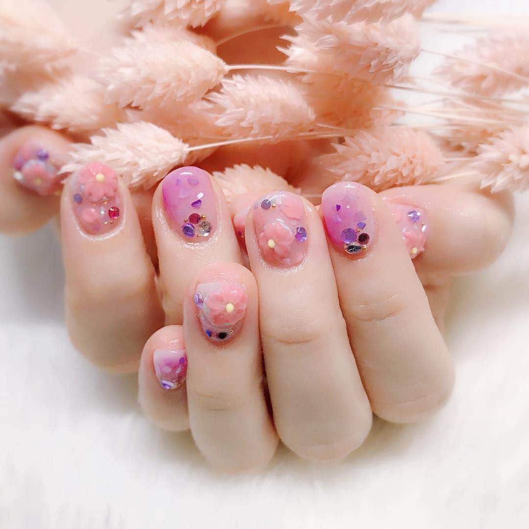 なかやまちえこさんのインスタグラム写真 - (なかやまちえこInstagram)「さくらマカロンネイル🌸 PREGEL 854.100 PREGELミューズ s130 3Dパウダー.シェル.ストーン #nail #nails #nailart #ネイル #美甲 #ネイルアート  #clou #nagel #ongle #ongles #unghia #japanesenailart #manucure #네일 #젤네일 #네일아트 #네일리스트 #japanesenails #manicurist #gelnails #春ネイル #Springnails #桜ネイル #桜 #cherryblossom #cherryblossomnails #大久保ちか ちゃん」3月20日 1時21分 - chiekonakayama