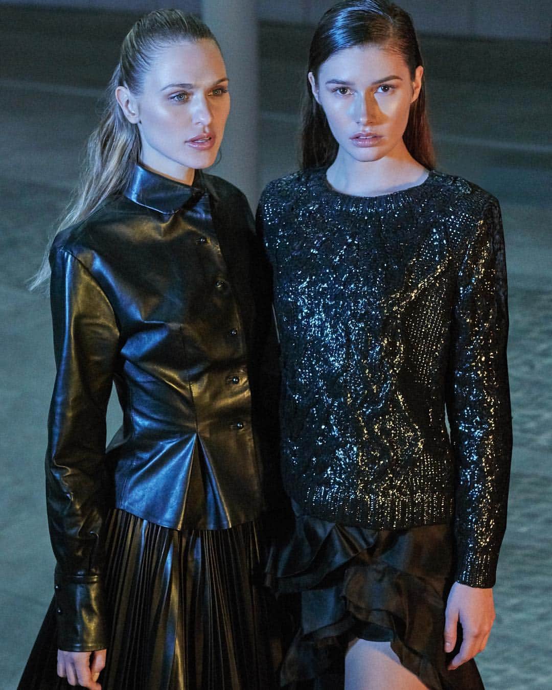 のインスタグラム：「A color translated in multiple styles! #ScervinoSS19 leather shirt and black laminated sweater. . . #ErmannoScervino #leathershirt #organza #knitwear #totalblack #ss19 #sscollection #runwaylook  #springsummer #handmade #madeinitaly #blacksweater」