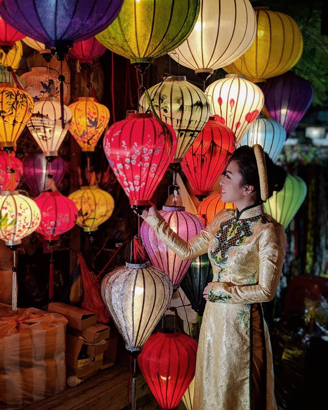 masayaさんのインスタグラム写真 - (masayaInstagram)「Lantern Festival Hoi An Vietnam ベトナム　ホイアン ランタン祭り 結婚式用に撮影していた女性。 インスタグラムにポストしたいことを 伝えると、彼氏共々撮影に快諾してくれました。 ポートレートモードで撮影 #sponsored #googlepixel #Pixelで撮影 #teampixel #vietnam #ベトナム #ランタン #世界遺産」3月20日 1時32分 - moonlightice