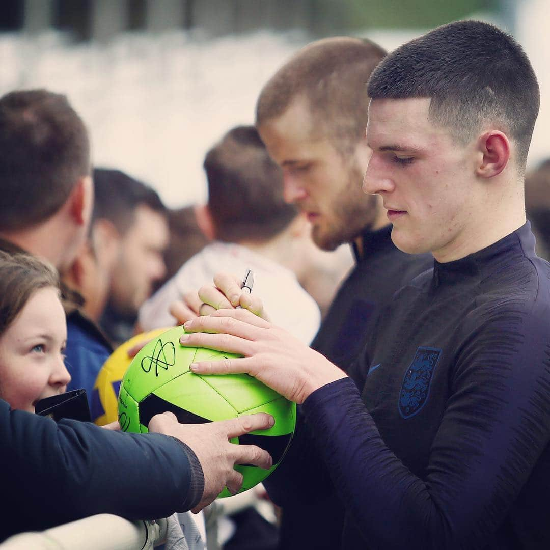 サッカー イングランド代表チームさんのインスタグラム写真 - (サッカー イングランド代表チームInstagram)「🤳✍️😀」3月20日 1時42分 - england