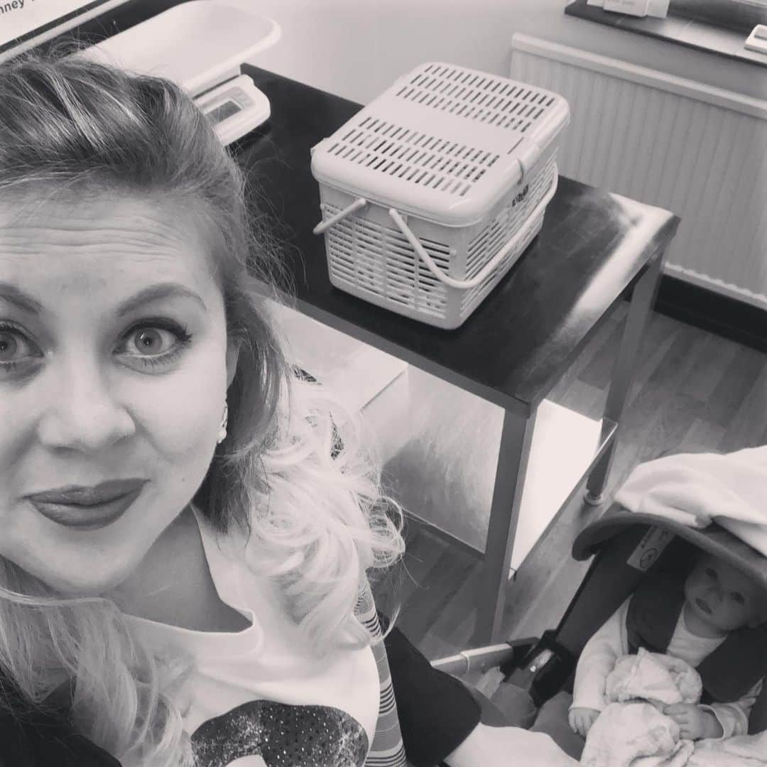 ルイーズ・ペントランドさんのインスタグラム写真 - (ルイーズ・ペントランドInstagram)「The glamorous life I lead! Took the fur babies (and the human baby) to the vet because one had a little lump that has now gone, but we suspect was a tick. . They’ve both had a protective spray, worming meds and are booked in for vaccines next month so should all be golden! Phew!! . Now I’m home and cooking a 5 star meal full of nutrients and flavour that both my children will eat all of with glad hearts. Ahaha hilarious. 🐾💫💖」3月20日 1時43分 - louisepentland