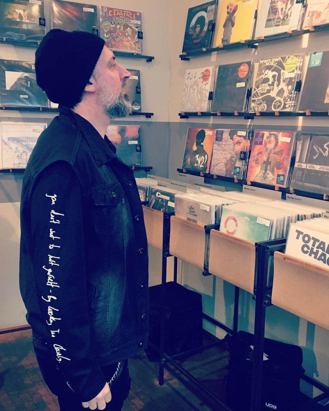 フィンクさんのインスタグラム写真 - (フィンクInstagram)「Here’s me in my local record store sporting the new “ltc” lyric Tee !!! Limited to 50 - get it now In the Fink store... Link in bio. #fink #merch #lyrictee #lookingtooclosely」3月20日 1時35分 - finkmusic