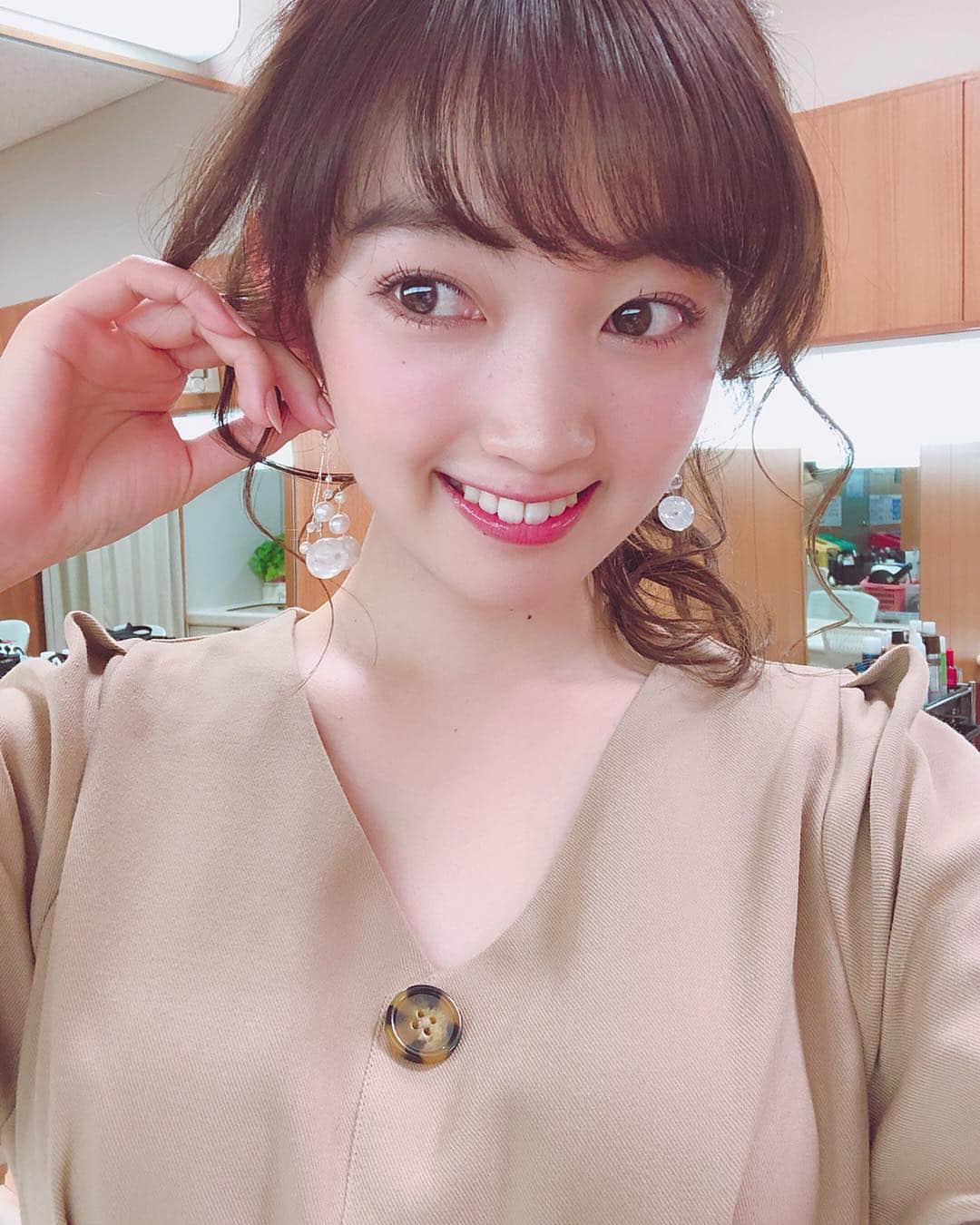 のインスタグラム：「. . 今日の放送は服、アクセ私物でした👗💍✨ . アシンメトリーピアスは私のハンドメイドなのだ〜🐷💞 .  来週もビジネスクリックみてくださいね📺🌈 #ビジネスクリック #ハンドメイド #小枝ピアス #ハンドメイドピアス」