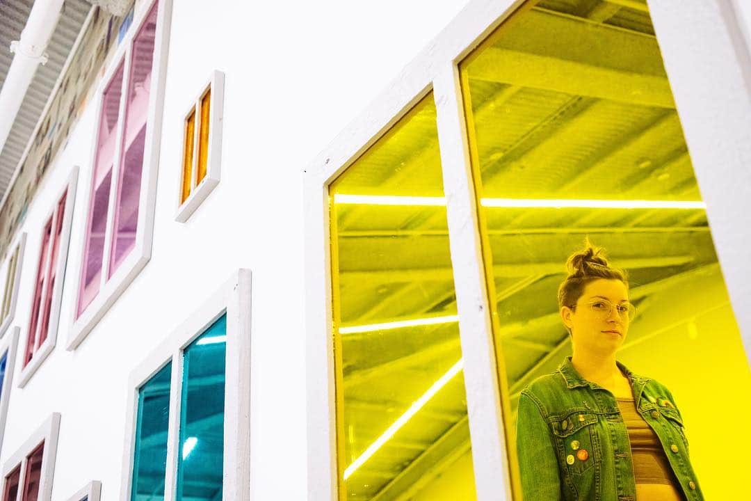 ローレン·ランドルフのインスタグラム：「Very in to this colorful artist...the one pictured, and the one with work on the walls. 🌈 @dirtydiana photographed amongst Ugo Rondinone’s colored mirrors.」