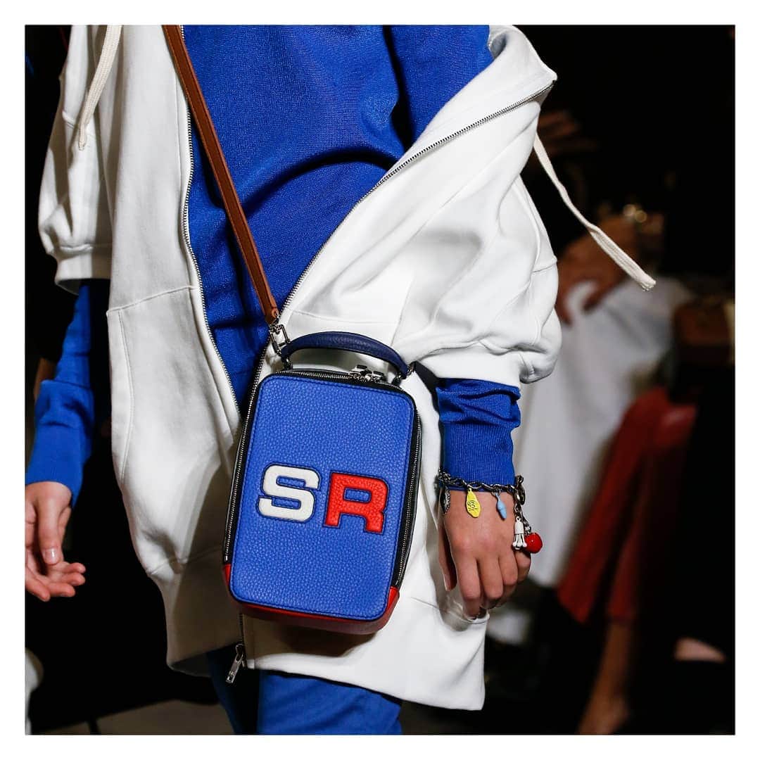 ソニアリキエルさんのインスタグラム写真 - (ソニアリキエルInstagram)「Twist a classic look with this fun color block «Pavé» bag! 🇫🇷 #soniarykiel #paris #parisian #fashion #bag #SS19」3月20日 1時46分 - soniarykiel