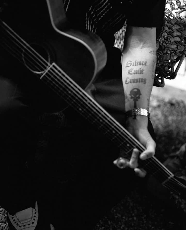 のインスタグラム：「SILENCE , EXILE, CUNNING - these words  stems from a James Joyce novel, A Portrait of the Artist as a Young Man. Joyce penned these words at the end of prose about life and expression. Here on the left arm of Johnny Depp. Right and left feet with the Original Apollo Creeper⁣ #UndergroundEngland #UndergroundShoes #UndergroundCreeper #ApolloCreeper #Creepers #Underground #Apollo #PointedCreeper #OriginalCreeper」