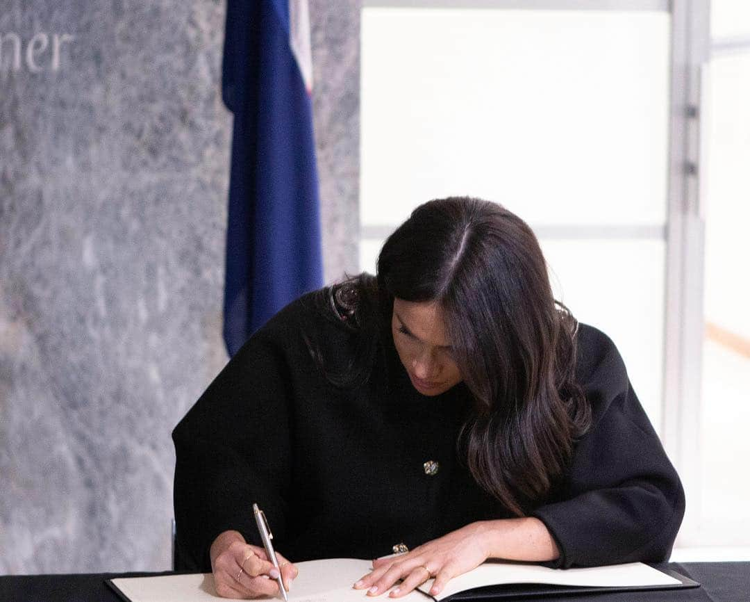 ウィリアム（ケンブリッジ公）さんのインスタグラム写真 - (ウィリアム（ケンブリッジ公）Instagram)「The Duke and Duchess of Sussex visited New Zealand House in London, where they signed the Book of Condolence opened following the terrorist attacks in Christchurch.  The Duke and Duchess signed the book on behalf of @TheRoyalFamily — Their Royal Highnesses visited New Zealand in October 2018. 📷PA」3月20日 2時00分 - princeandprincessofwales