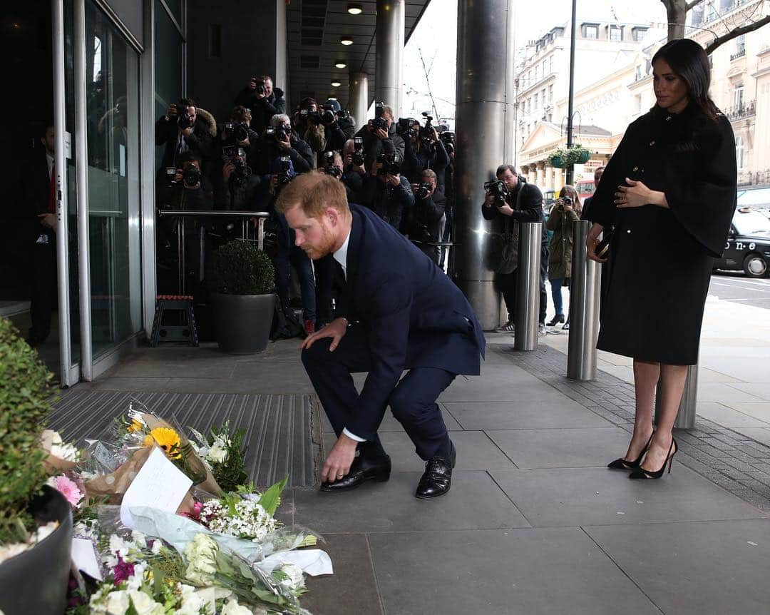 ウィリアム（ケンブリッジ公）さんのインスタグラム写真 - (ウィリアム（ケンブリッジ公）Instagram)「The Duke and Duchess of Sussex visited New Zealand House in London, where they signed the Book of Condolence opened following the terrorist attacks in Christchurch.  The Duke and Duchess signed the book on behalf of @TheRoyalFamily — Their Royal Highnesses visited New Zealand in October 2018. 📷PA」3月20日 2時00分 - princeandprincessofwales