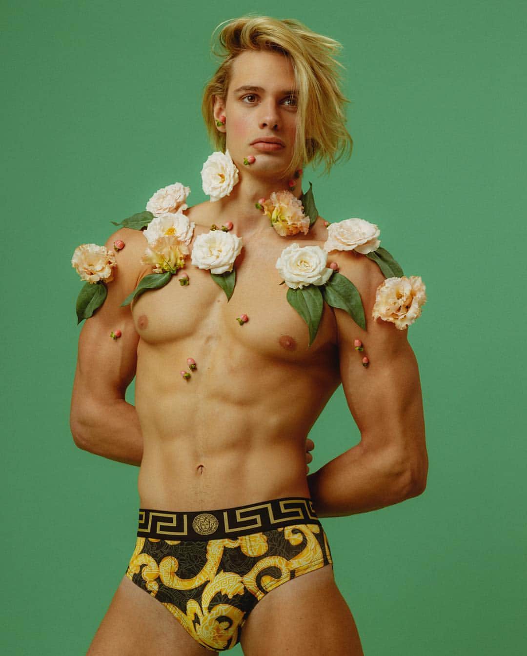 ニコラ・フォルミケッティのインスタグラム：「✨Flower Power 🌼🌺🌸🌹🌻////// photo by @chantar styling by me for @vman ✌🏼✨」
