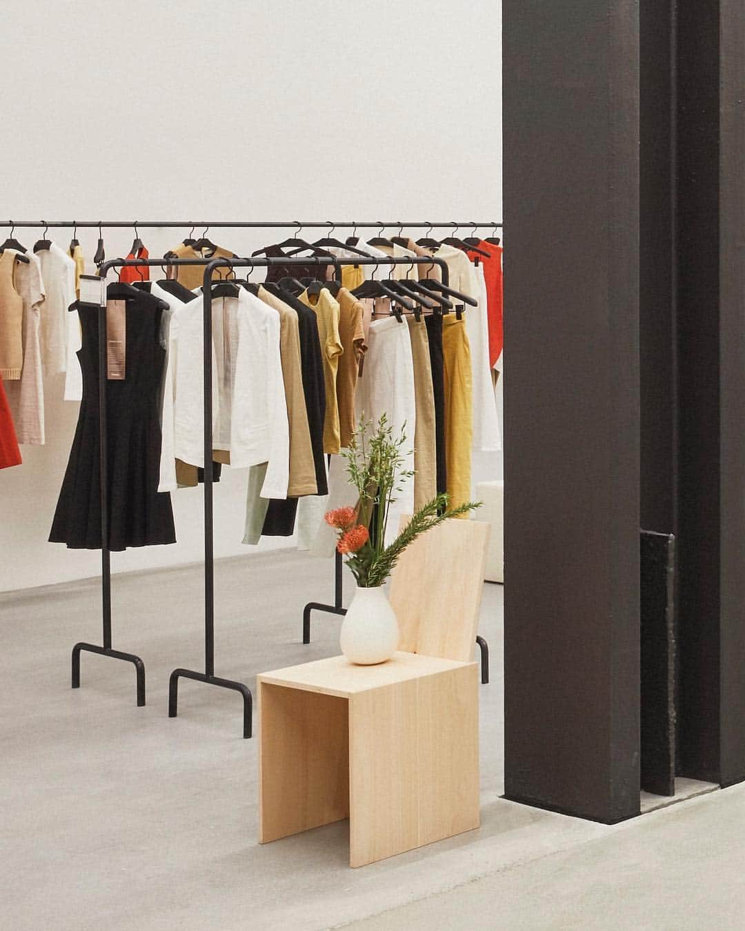 のインスタグラム：「Now serving seven NYC locations, including the New West Side.  At Hudson Yards, our complimentary store services include personal styling, same-day delivery in Manhattan, alterations, Theory Edit, and Theory For Good.」