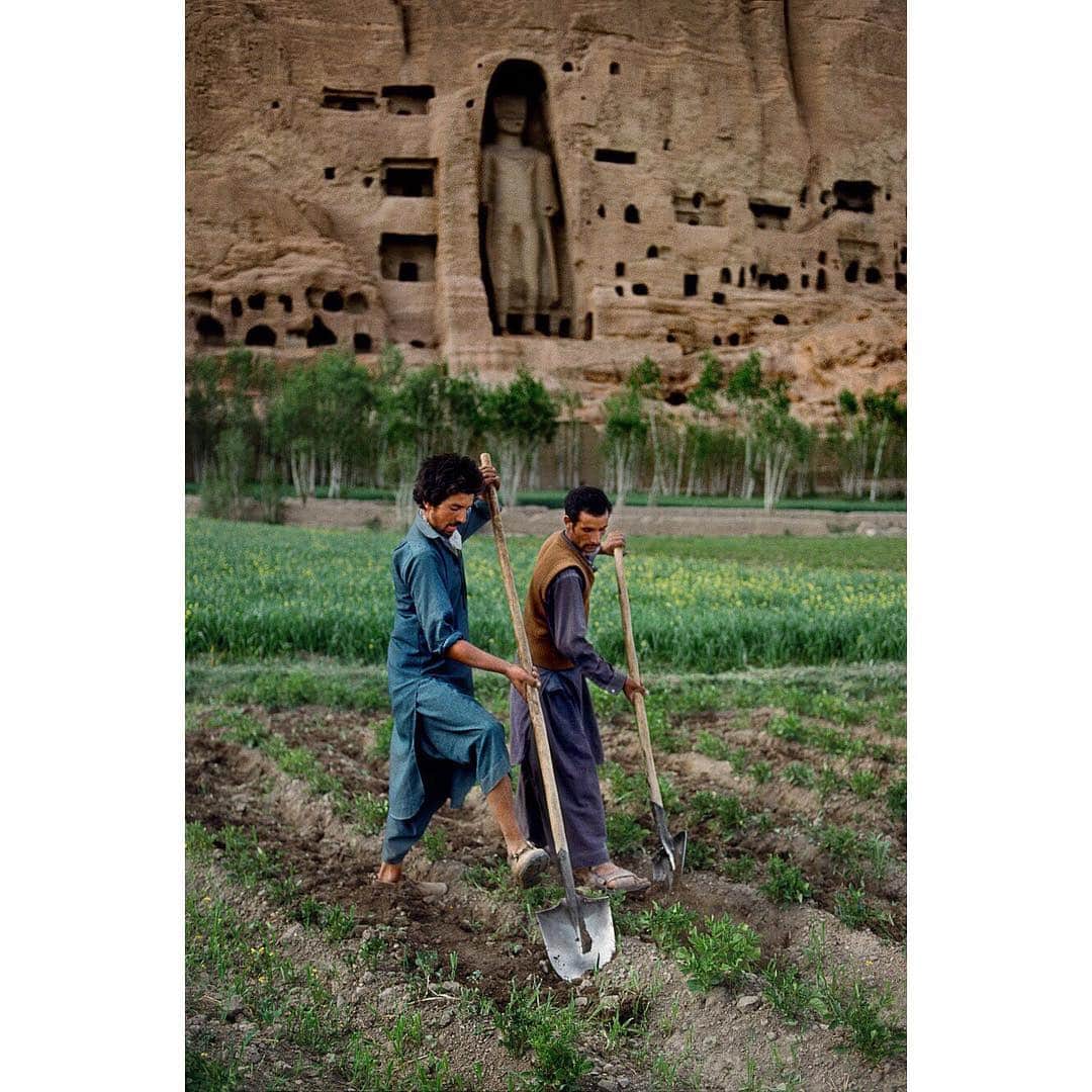 スティーブ・マカリーさんのインスタグラム写真 - (スティーブ・マカリーInstagram)「“Let us not forget that the cultivation of the earth is the most important labor of man. When tillage begins, other arts will follow. The farmers, therefore, are the founders of civilization." - Daniel Webster.  First image: #Afghanistan, 2003.  Second image: #Bamiyan, #Afghanistan, 1992.  Third image: #Bamiyan, #Afghanistan, 2007.」3月20日 2時04分 - stevemccurryofficial