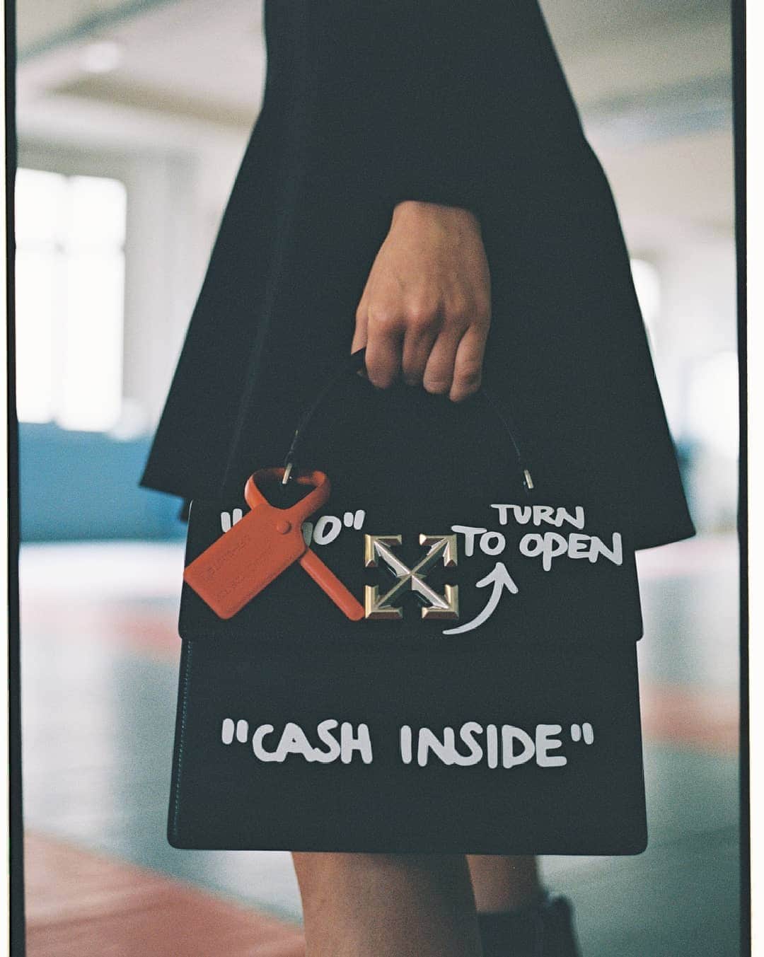 OFF-WHITE C/O VIRGIL ABLOHさんのインスタグラム写真 - (OFF-WHITE C/O VIRGIL ABLOHInstagram)「pre-fall 19 women’s Off-White™ collection titled “Do You Cheer?” JITNEY bag available soon.  photography c/o @viktorvauthier」3月20日 2時05分 - off____white