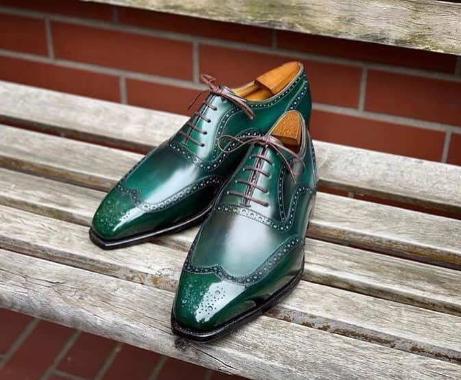 のインスタグラム：「📸 by @maison_corthay_japan  Spring is arriving, and the Vendôme in a Midori patina was spotted just outside our Aoyama store in Tokyo! 🍀 • • #Corthay #Paris #Japan #Tokyo #Vendome #Richelieu #Oxfords #Shoe #Classic #Souliers #Midori #Ardillat #Calfskin #Leather #Cuir #Patina #Souliers #TheFinestShoes #MadeInFrance #LaCouleurCestCorthay #Shoeporn」