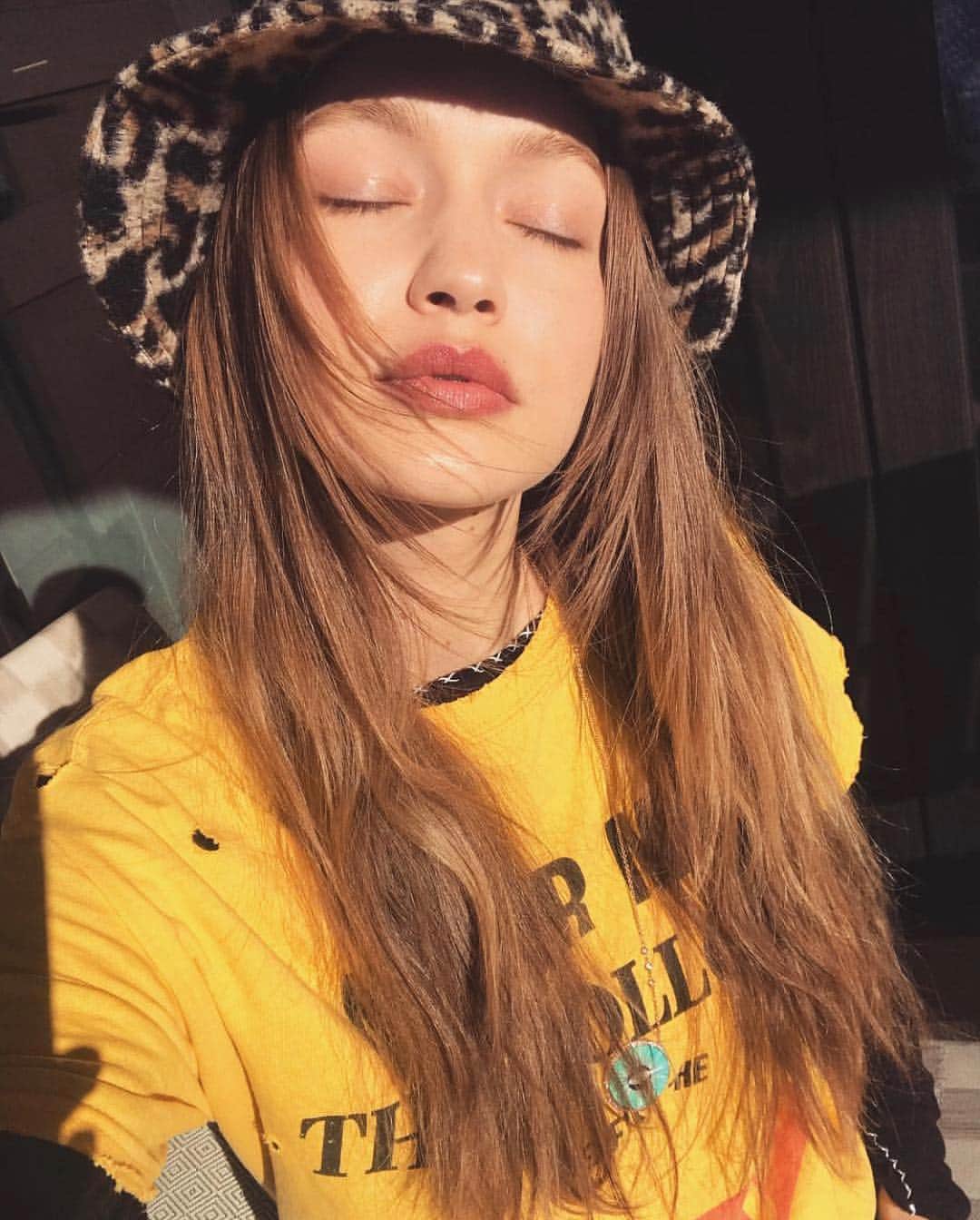 Teen Vogueさんのインスタグラム写真 - (Teen VogueInstagram)「A lesson in finding your light 💡 via @gigihadid」3月20日 2時27分 - teenvogue