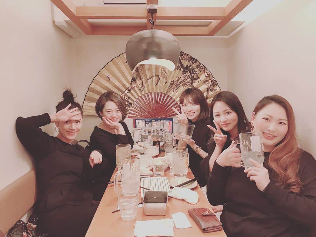 のインスタグラム：「先日傷ついてボロボロになってた私を救い出してくれた親友達😍 ・ 私泣きすぎて目パンパンだけどw ・ 話を聞いてくれて、ボロボロで泣きながらみんなの元へ向かって歩くのもしんどかった私を受け入れてくれて、そして何よりこんなに笑顔にしてくれる ・ 本当に君たち ・ 愛してる😍 ・ この日はみんなで愛してるぞって言いあったよ！w ・ 感謝や気持ちを伝えることって本当に大切。いつ何があるかわからないんだから！！ ・ 愛してる人には 何があっても支えてあげたいし、 もちろん裏切りたくない、 傷ついたり疲れてたら癒してあげたい、 そして何より笑顔でいて欲しいと常々思ってるけど ・ この日はそれを強く感じた1日でした！！ ・ そしてその愛を行動に移して生きていけるように頑張ろう❤️ ・ 打ち合わせ無しで全員服黒だし、革ジャンだしwwww ・ チンチロリン当たりまくって店潰しそうになるしw ・ なんなんだ！最高だぜこのやろー🤣❤️ ・ #親友 #心友 #愛してる #心を開ける友がいて幸せです」