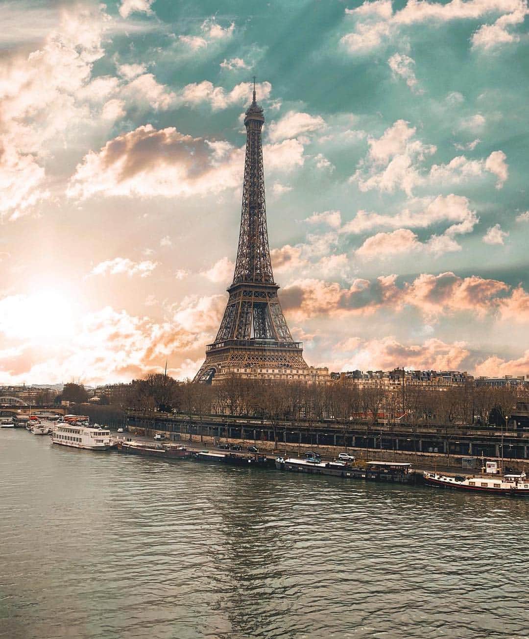 パリ・サンジェルマンFCさんのインスタグラム写真 - (パリ・サンジェルマンFCInstagram)「🌇 Parisian Sunset 🌇 Coucher de soleil parisien . Share your Paris city pictures with the hashtag #MyBeautifulParis 📸 🔴🔵 Partagez vos photos de la ville de #Paris avec le hashtag #MyBeautifulParis 📸 🔴🔵 . #ParisSaintGermain #PSG #Football #Paris #AllezParis #ICICESTPARIS」3月20日 2時28分 - psg