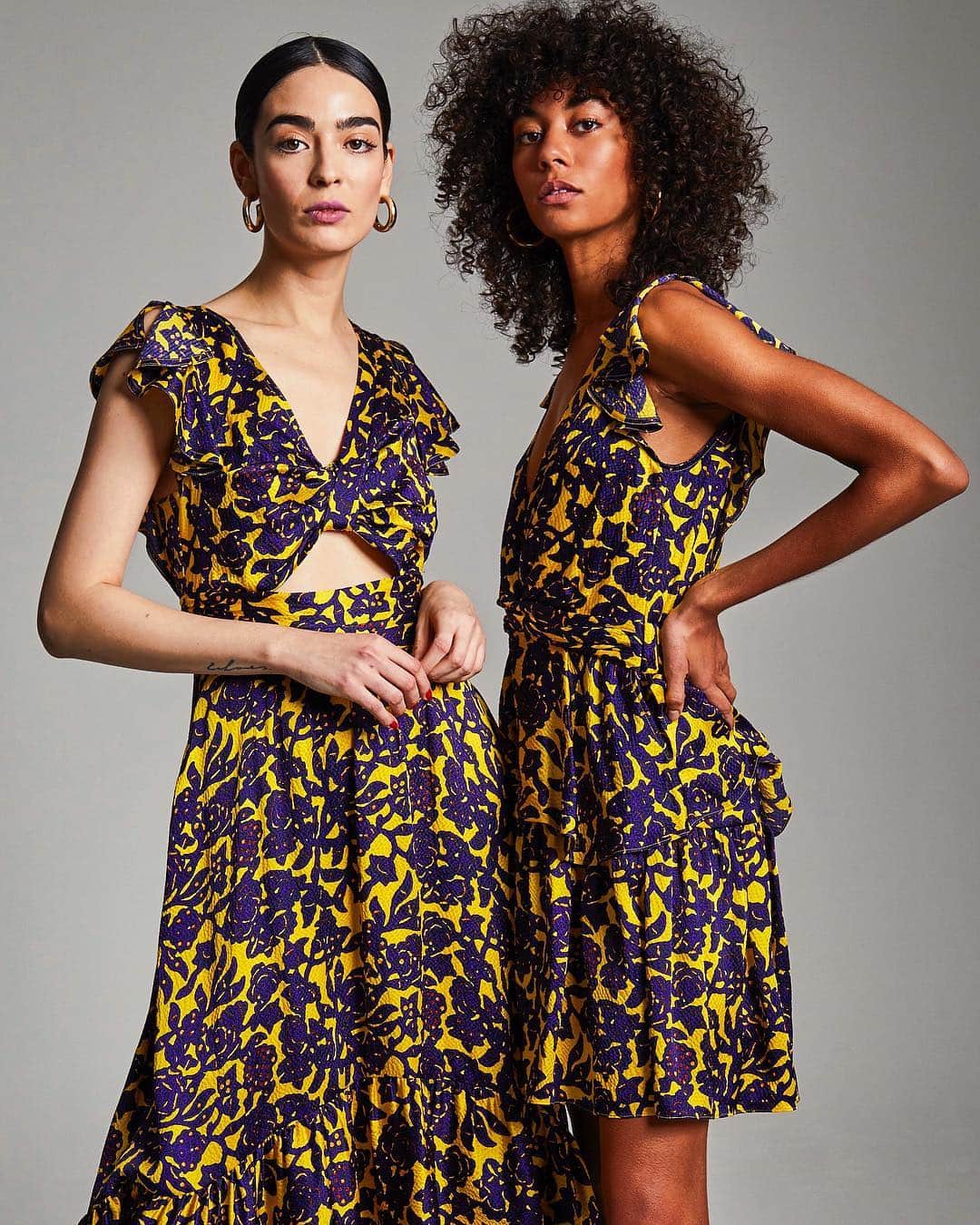 のインスタグラム：「One print, two dresses: the yellow and violet Dafne print is our latest graphic obsession 💜 #yellow #purple #alc #springdresses」