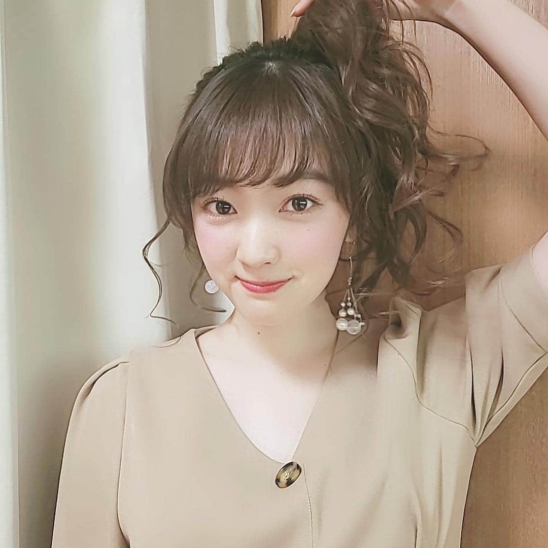 のインスタグラム：「スワイプ☝︎☝︎☝︎ . 今日の後提供はポニーテールを…？👱‍♀️💞ちぇーんじ🍡  ヘアアレンジが得意なので 8秒チャレンジしてみました🥰✌️ .  来週もTBS "ビジネスクリック"みてくださいね📺🌈✨ #ビジネスクリック #ヘアアレンジ #団子ヘア #ポニーテール」