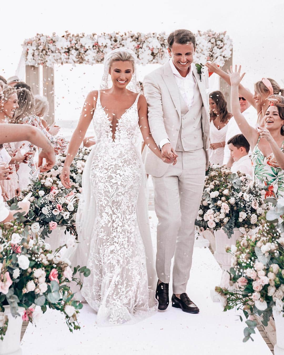 ビリー・フェアーズさんのインスタグラム写真 - (ビリー・フェアーズInstagram)「This moment ✨👰🏼🤵🏻 ... I will cherish this amazing moment forever ❤️ walking back down the isle as Mr & Mrs Shepherd with everyone we love around us ❤️ we feel truly lucky and blessed ❤️」3月20日 2時31分 - billieshepherdofficial