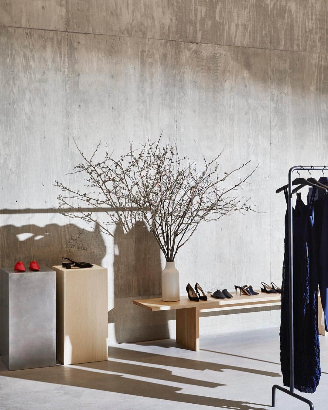 のインスタグラム：「Come on in. Our latest collections at Hudson Yards are showcased in a stunning interior true to Theory’s minimalist ethos and attention to detail, fine materials, and precise craftsmanship.」