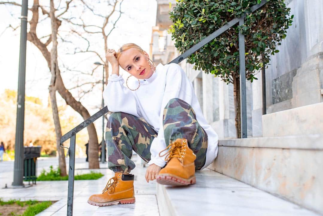 Nika Kljunのインスタグラム：「When the 🇬🇷 streets give you 🗽 vibes. . 📷 @tijaazman_photography .  #lovetravels #beautifulgreece #historicalarchitecture #afternoonwalk #streetwear #nmdf」