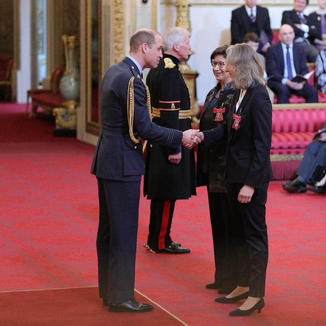 ロイヤル・ファミリーさんのインスタグラム写真 - (ロイヤル・ファミリーInstagram)「Today the Duke of Cambridge presided over an investiture at Buckingham Palace.  Congratulations to all the recipients of medals who attended the ceremony today. Chief Inspector Dale Sexton (1) received the Queen’s Police Medal for bravery following the Manchester Attack in 2017. Mark Prince (2), founder of the The Kiyan Prince Foundation for services to tackling knife and gang crime in London. In sports-related achievements Joanna Bostock and Tamsin Parlour (3) who both received an #MBE for services to gender equality in Sport. Helen Jenkins (4), Claire O’Hara and Peter Jacobs all received an #MBE for services to Triathlon, Canoeing and Fencing respectively. Saeed Atcha (5) also received an #MBE for services to young people and the community. Saeed founded a charity which helps young people in Greater Manchester. Andrew Allen (6) received an #MBE for services to veterans and their families in Northern Ireland by working in a support charity. 📷PA」3月20日 2時32分 - theroyalfamily