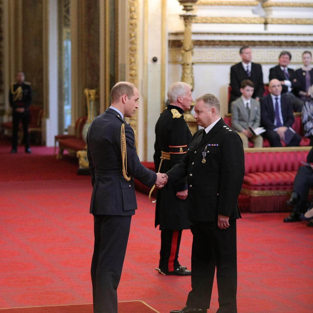 ロイヤル・ファミリーさんのインスタグラム写真 - (ロイヤル・ファミリーInstagram)「Today the Duke of Cambridge presided over an investiture at Buckingham Palace.  Congratulations to all the recipients of medals who attended the ceremony today. Chief Inspector Dale Sexton (1) received the Queen’s Police Medal for bravery following the Manchester Attack in 2017. Mark Prince (2), founder of the The Kiyan Prince Foundation for services to tackling knife and gang crime in London. In sports-related achievements Joanna Bostock and Tamsin Parlour (3) who both received an #MBE for services to gender equality in Sport. Helen Jenkins (4), Claire O’Hara and Peter Jacobs all received an #MBE for services to Triathlon, Canoeing and Fencing respectively. Saeed Atcha (5) also received an #MBE for services to young people and the community. Saeed founded a charity which helps young people in Greater Manchester. Andrew Allen (6) received an #MBE for services to veterans and their families in Northern Ireland by working in a support charity. 📷PA」3月20日 2時32分 - theroyalfamily