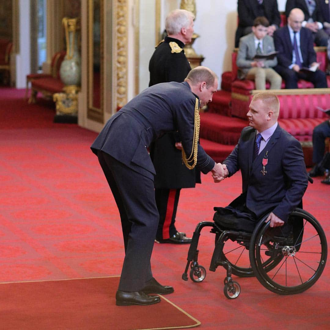 ロイヤル・ファミリーさんのインスタグラム写真 - (ロイヤル・ファミリーInstagram)「Today the Duke of Cambridge presided over an investiture at Buckingham Palace.  Congratulations to all the recipients of medals who attended the ceremony today. Chief Inspector Dale Sexton (1) received the Queen’s Police Medal for bravery following the Manchester Attack in 2017. Mark Prince (2), founder of the The Kiyan Prince Foundation for services to tackling knife and gang crime in London. In sports-related achievements Joanna Bostock and Tamsin Parlour (3) who both received an #MBE for services to gender equality in Sport. Helen Jenkins (4), Claire O’Hara and Peter Jacobs all received an #MBE for services to Triathlon, Canoeing and Fencing respectively. Saeed Atcha (5) also received an #MBE for services to young people and the community. Saeed founded a charity which helps young people in Greater Manchester. Andrew Allen (6) received an #MBE for services to veterans and their families in Northern Ireland by working in a support charity. 📷PA」3月20日 2時32分 - theroyalfamily