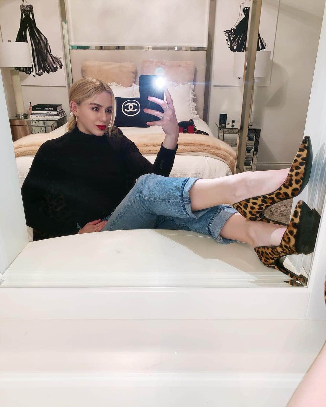 クロエ・ルーカジアックさんのインスタグラム写真 - (クロエ・ルーカジアックInstagram)「Welcome to my office 🐆🖤」3月20日 2時33分 - chloelukasiak