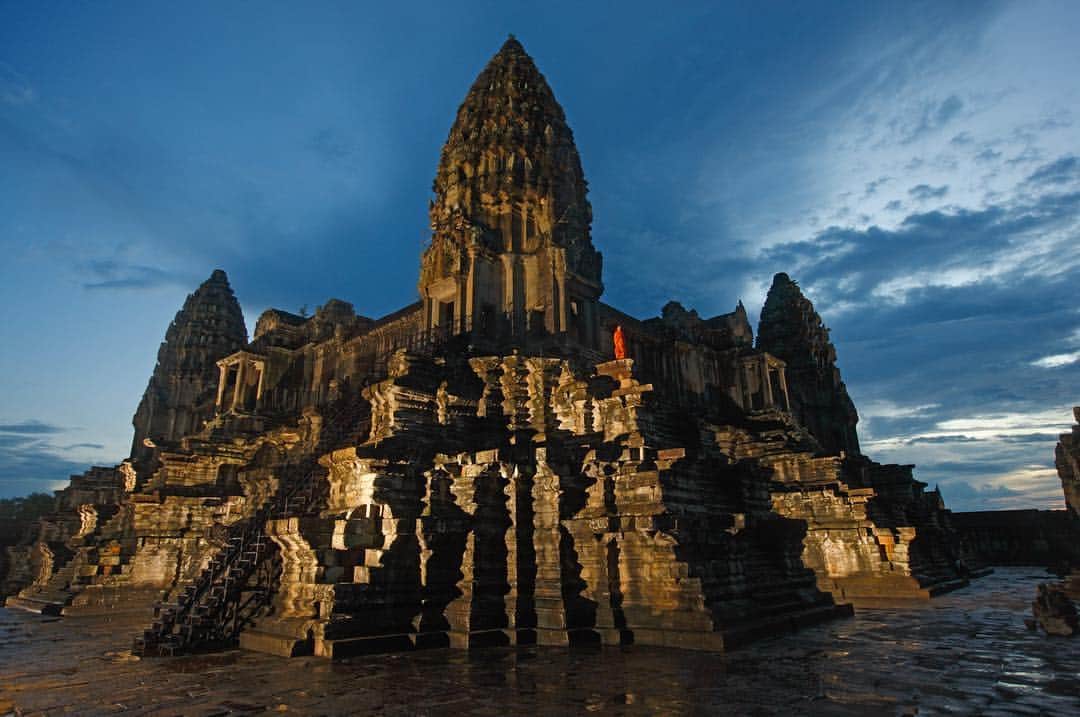 のインスタグラム：「Photo by @robertclarkphoto | The Angkor Wat temple in Cambodia is an icon of the Khmer civilization. The historical landmark displays some of the most remarkable architectural and artistic accomplishments of the ancient world. #Cambodia #Architecture #Temple」