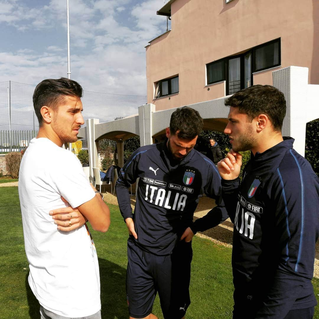 サッカーイタリア代表さんのインスタグラム写真 - (サッカーイタリア代表Instagram)「Lorenzo #Pellegrini @lorepelle7 visita il Mr. Gigi #DiBiagio e la #Nazionale #Under21 in ritiro a #Roma. #VivoAzzurro #U21EURO」3月20日 2時45分 - azzurri