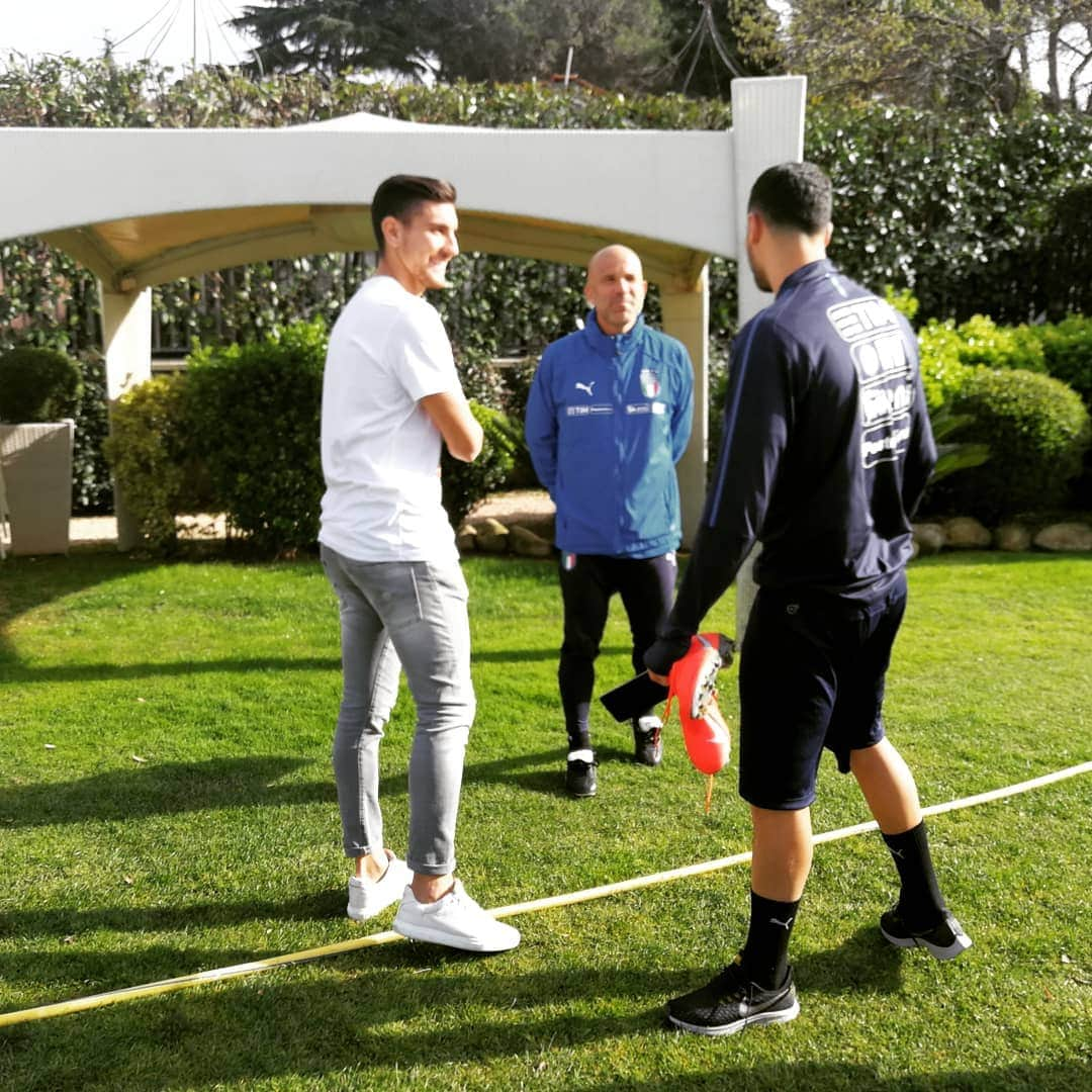 サッカーイタリア代表さんのインスタグラム写真 - (サッカーイタリア代表Instagram)「Lorenzo #Pellegrini @lorepelle7 visita il Mr. Gigi #DiBiagio e la #Nazionale #Under21 in ritiro a #Roma. #VivoAzzurro #U21EURO」3月20日 2時45分 - azzurri