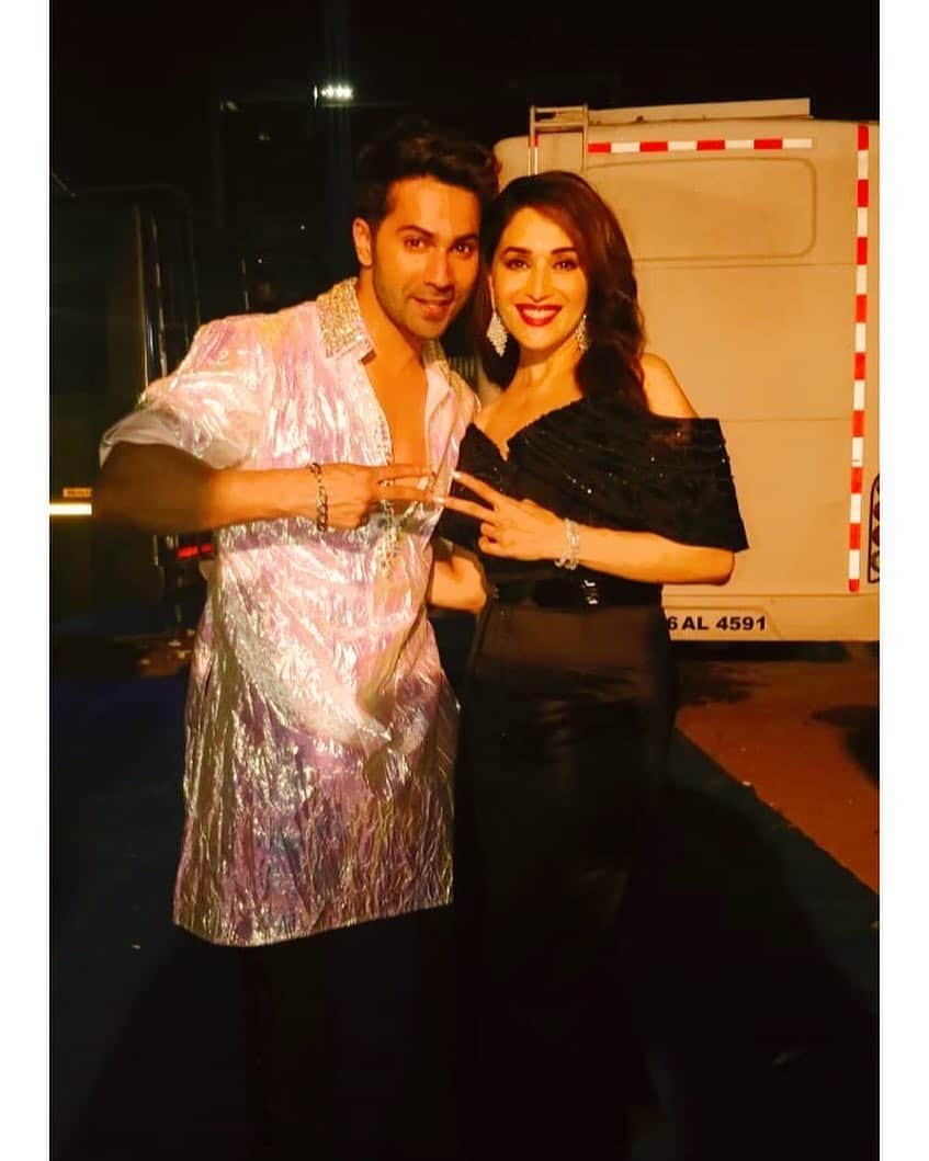 Varun Dhawanさんのインスタグラム写真 - (Varun DhawanInstagram)「The only nod of approval needed after a live stage performance @madhuridixitnene #blessed baki sab first class hain 😬 #kalank」3月20日 2時47分 - varundvn