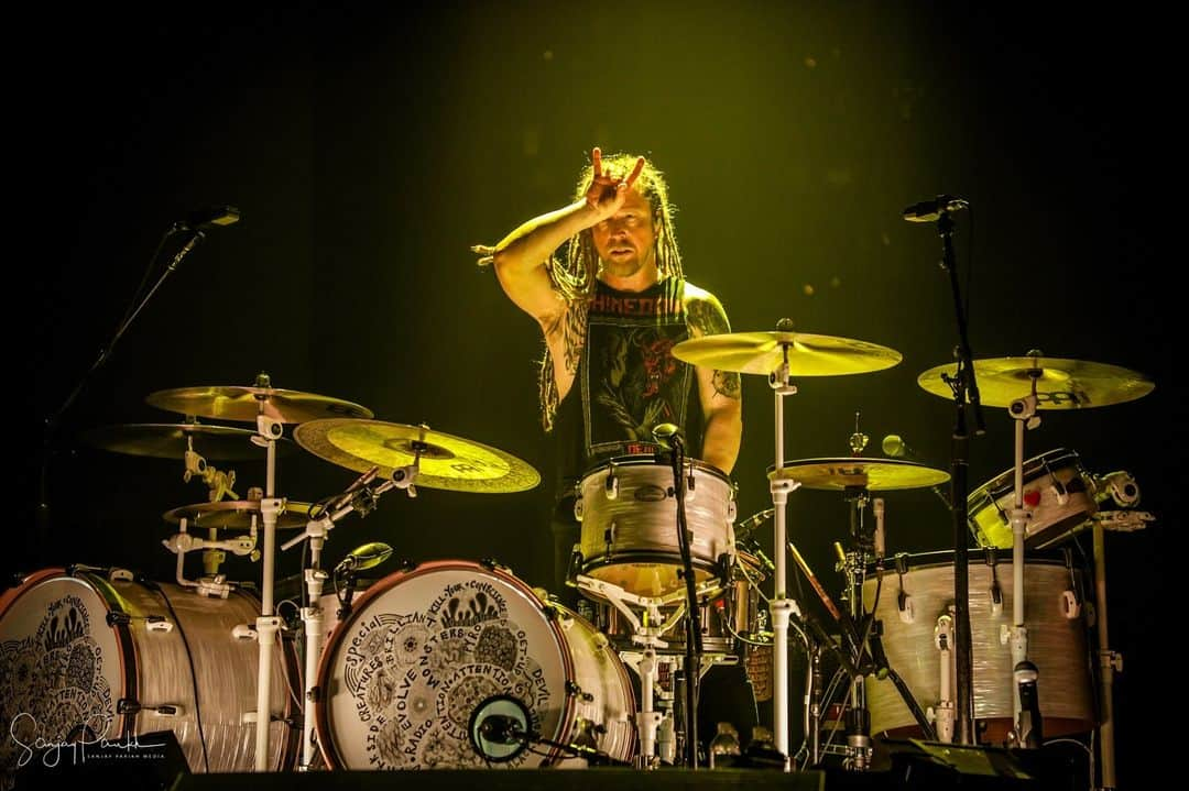 Shinedownさんのインスタグラム写真 - (ShinedownInstagram)「Wichita... Counting down the hours until we get to see you tonight... Let’s have some FUN y’all! 🤘 . . 📷 @sanjayparikhphoto #shinedown #shinedownnation #attnattnworldtour #rocknroll #drummer」3月20日 2時47分 - shinedown