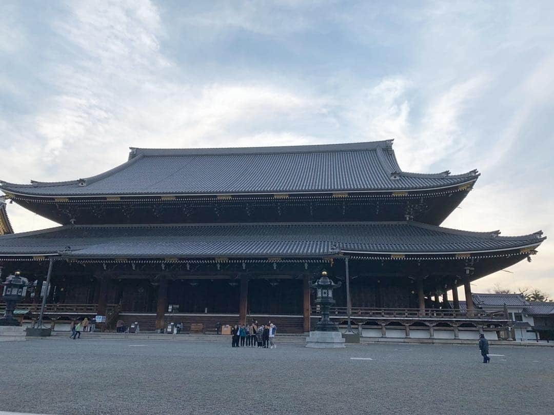 上田純樹さんのインスタグラム写真 - (上田純樹Instagram)「同期と亜生東京いってらっしゃい京都の旅  #NSC34期 #京都 #ミキ亜生 #熱いお茶トニオ #センリーズテコンドー近藤 #ドバイ店長 #なにわスワンキーズ #蛙亭 #ポートワシントン #最後の亜生が東本願寺と撮ってくれた写真 #遠いなぁ #建物全部入れたい気持ち分かるけど #遠いなぁ」3月20日 2時54分 - raionerutousan