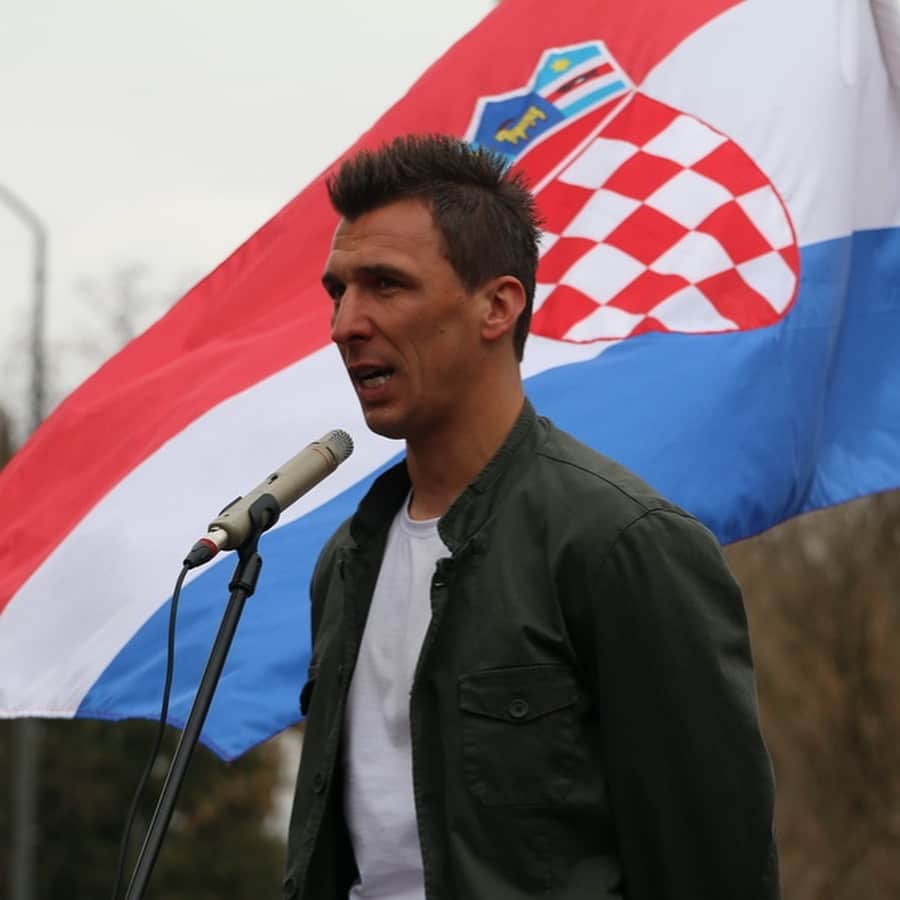 マリオ・マンジュキッチのインスタグラム：「Nisam ni sanjao da bih jednoga dana u svom gradu mogao imati ovakvu spomen-ploču - hvala gradonačelniku i svima u Gradu na ovako lijepoj počasti 😊🙏🏻 Oduševljen sam koliko sam vidio djece i mladih - mogu im samo poručiti da slijede svoje snove i nikada od njih ne odustaju 💪🏼 Hvala vam na podršci i ljubavi koju ste mi iskazali 🇭🇷 ❤ #SlavonskiBrod #Ponos #Radost #Hrvatska #mm17🌪」