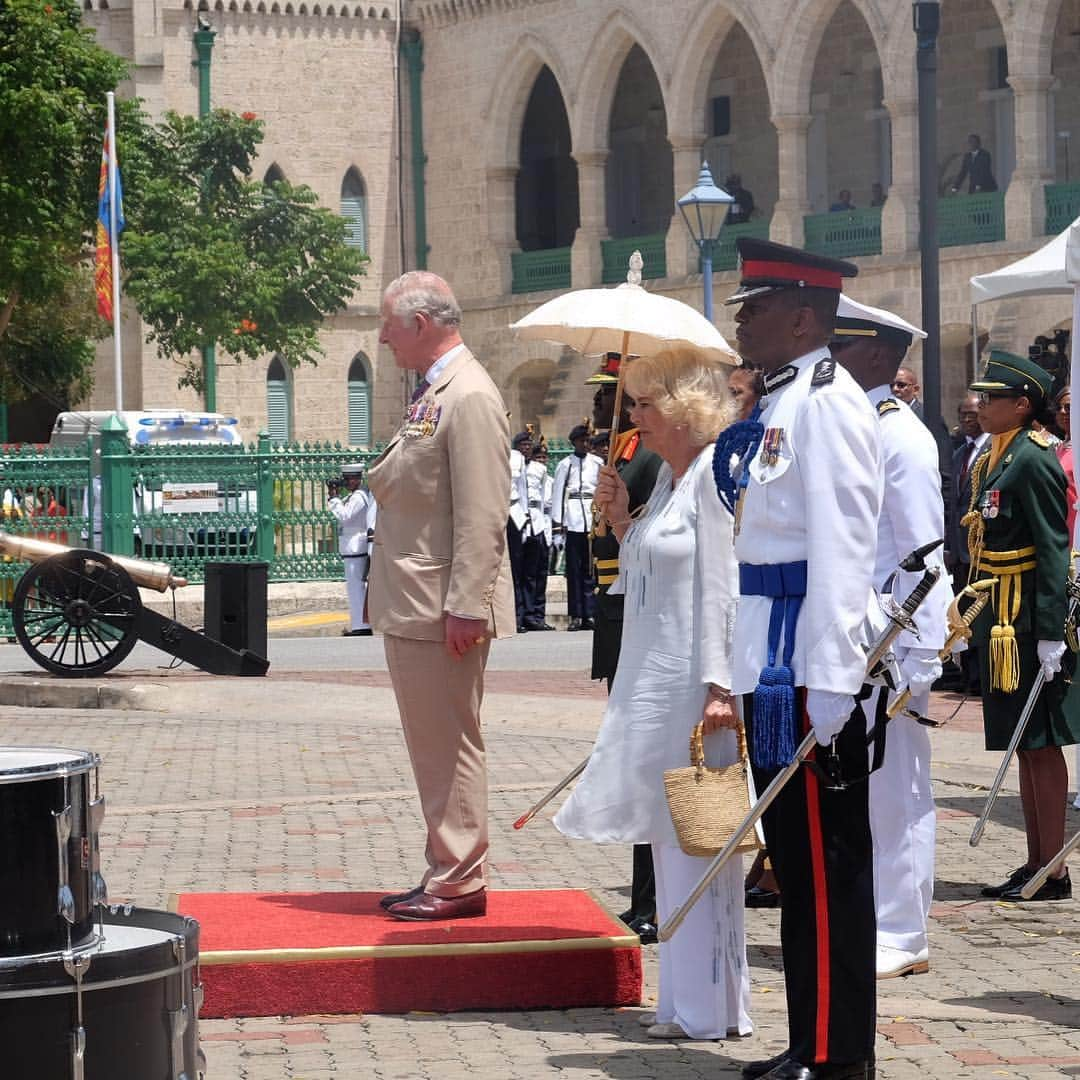 クラレンス邸さんのインスタグラム写真 - (クラレンス邸Instagram)「The Prince of Wales and The Duchess of Cornwall began the #RoyalVisitBarbados this morning and met with Governor-General Dame Sandra Mason at Government House 🇧🇧 TRH signed the official visitors’ book at the residence. The Prince and The Duchess then received an official welcome ceremony at Heroes Square in Bridgetown and said hello to people who gathered to watch the ceremony 👋🏻」3月20日 3時09分 - clarencehouse