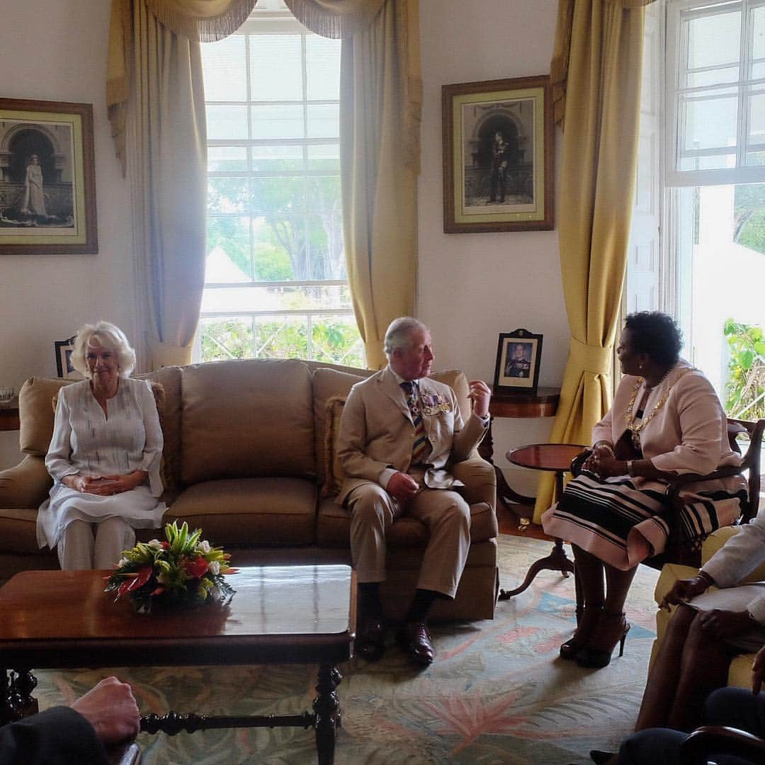 クラレンス邸さんのインスタグラム写真 - (クラレンス邸Instagram)「The Prince of Wales and The Duchess of Cornwall began the #RoyalVisitBarbados this morning and met with Governor-General Dame Sandra Mason at Government House 🇧🇧 TRH signed the official visitors’ book at the residence. The Prince and The Duchess then received an official welcome ceremony at Heroes Square in Bridgetown and said hello to people who gathered to watch the ceremony 👋🏻」3月20日 3時09分 - clarencehouse