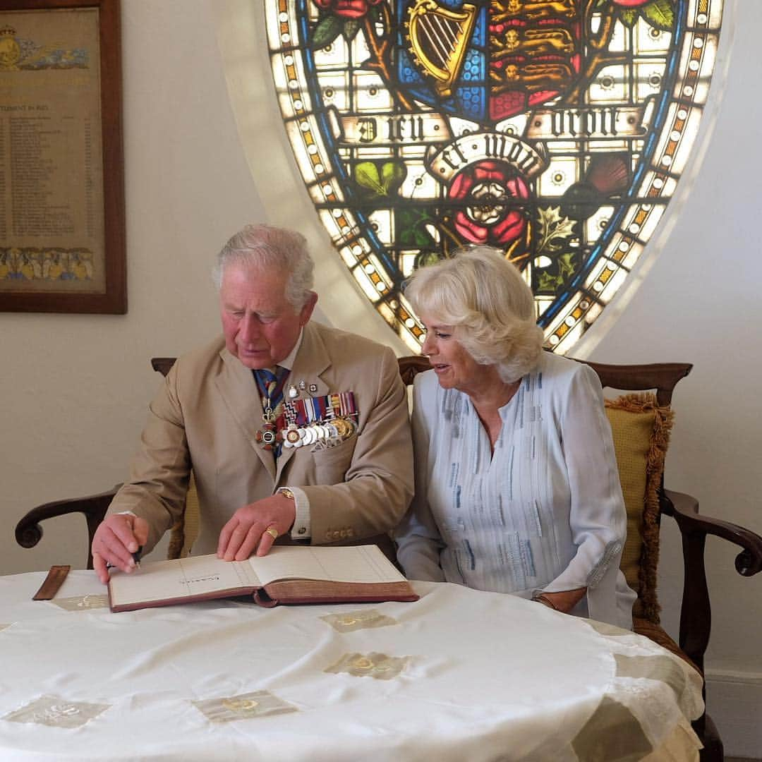 クラレンス邸さんのインスタグラム写真 - (クラレンス邸Instagram)「The Prince of Wales and The Duchess of Cornwall began the #RoyalVisitBarbados this morning and met with Governor-General Dame Sandra Mason at Government House 🇧🇧 TRH signed the official visitors’ book at the residence. The Prince and The Duchess then received an official welcome ceremony at Heroes Square in Bridgetown and said hello to people who gathered to watch the ceremony 👋🏻」3月20日 3時09分 - clarencehouse