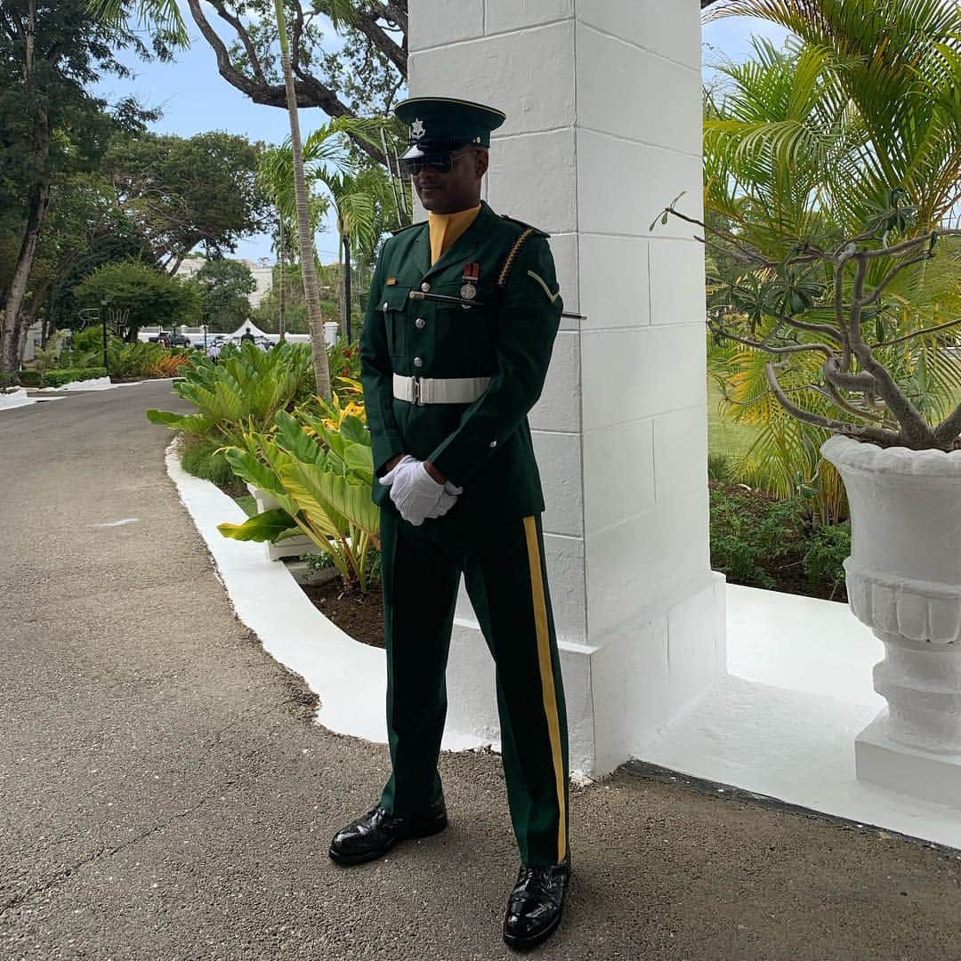 クラレンス邸さんのインスタグラム写真 - (クラレンス邸Instagram)「The Prince of Wales and The Duchess of Cornwall began the #RoyalVisitBarbados this morning and met with Governor-General Dame Sandra Mason at Government House 🇧🇧 TRH signed the official visitors’ book at the residence. The Prince and The Duchess then received an official welcome ceremony at Heroes Square in Bridgetown and said hello to people who gathered to watch the ceremony 👋🏻」3月20日 3時09分 - clarencehouse