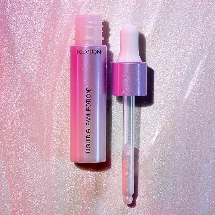 Revlonさんのインスタグラム写真 - (RevlonInstagram)「Do you believe in magic? Liquid Gleam Potion 💿 is all you really need to glow with or without makeup — just add a drop (or two)! . #CrystalAura #Revlon #LiveBoldly #shimmer #aura」3月20日 3時03分 - revlon