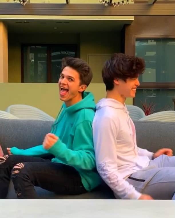 Brent Riveraのインスタグラム：「When your crush says they like you..🤩😱😍 @imalanstokes TAG A FRIEND😂」