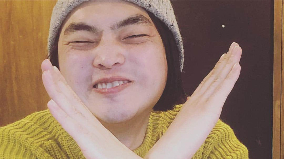 石山大輔さんのインスタグラム写真 - (石山大輔Instagram)「最近の出来事をまとめて見ました。  東京に来て3年経ち、やっとゆったり同期と落ち着いてお酒を飲めるようになりました。  良くも悪くも歳をとってます（笑） 話す話題も居酒屋で頼むメニューも。  そして、お笑いお笑いの話がほんまに減ったなぁーと。 色々なジャンルをみんなが模索しているから、ざっくばらんに色んな話が聞けてほんまに楽しいです。  鬼越トマホークのさかい。コワモテですけど、話したらちゃんと周りが見えていたりして面白いです。  この東京15期は本当に沢山の才能が集まっているので、1組飛び抜けたら根こそぎ行けそうな気もします！  同期の東京13期とはまた違った魅力のある期です。  オザのバツ印（笑） 意味はありませんが、たまーにゆっくり話がしたかったり落ち着きたくなる時にオザだったりしますよね、ご飯誘ったりするのが（笑）  そして、前回のバンビーノランドのコーナー 「シャチを海へ帰そう」です。  夏やったからね。 ジャングルポケットのおたけさん。ゲームコーナーとなるといつもフルテンションで楽しんでくれて本当に助かるしこっちも嬉しいです。  ジャンポケさん自体が3人とも楽屋から変わらずあの感じなので、ずっとTV観てるみたいです（笑）  今回のバンビーノランドはひょっこりはんとGAGさん！  楽しいコーナーも考えてお待ちしております♫  #バンビーノ #アイロンヘッド #ピスタチオ #ザプレジデント #同期っていいもんだね  #コワモテ優男とラーメン #坂井は実はグルメ #美味い店をすぐ教えてくれる #ゆったりと話したいときにオザ #バンビーノランド #ジャンポケさん楽屋もずっとあのまま #ひょっこりはんがガッツリでるよ #GAGさんのヒーローショー見においで #幕張イオンモール劇場  #朝早いけど待ってるよ」3月20日 3時35分 - daisukecccc