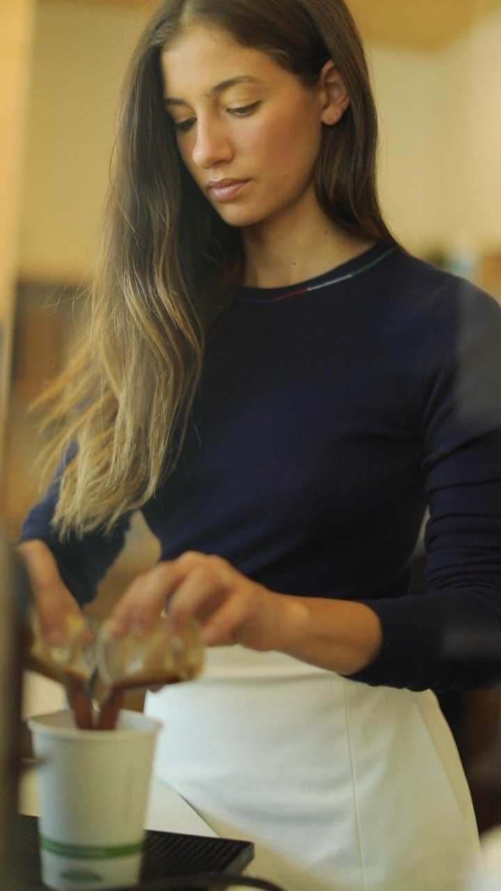 のインスタグラム：「After coming to the realization that what we put in our bodies has an incredible effect on our wellbeing, @daniellesobel founded @juicesociety, a modern wellness brand focused on cold-pressed juices made from organic fruits, vegetables, and herbs grown on her own farm. She’s one of the creatives profiled in our video series, #TheoryAtWork.」