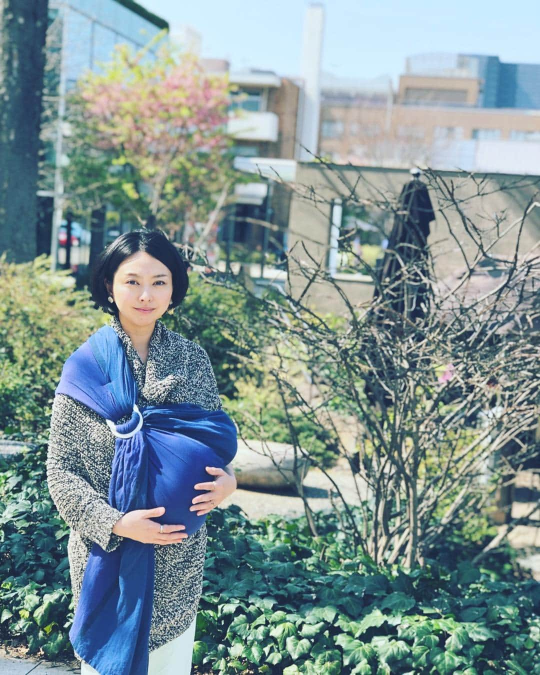 野村佑香さんのインスタグラム写真 - (野村佑香Instagram)「ポカポカ陽気な誕生日になりました🎂35歳。30代も後半のスタートです✨ 2人の娘に成長させてもらいながら、母としても女性としてもワンステップ上がっていきたいところ。  今日は、普段なかなか行けない場所に連れてってもらい、久々の人間観察と本屋が楽しかった。リフレッシュ🌱 2枚目は本日買ってもらったプレゼント🎁プクプク太ってきたオレンジちゃんにしか見えなかった刺繍のポーチと、試し読みしたら一遍の物語だけで涙が出そうになった小説と。  #35ans#30代後半スタート#二児の母#スリング#ずっと寝てくれてた#ありがと#誕生日」3月20日 14時31分 - nomuyuu