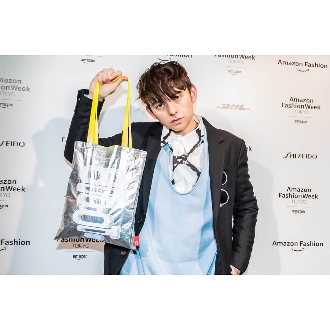 ハリー杉山さんのインスタグラム写真 - (ハリー杉山Instagram)「Hiya! とても嬉しいことに、 今季もAmazon Fashion Week TOKYOのオフィシャルアンバサダーに任命されました！  日本のファッションの勢い、その唯一無二な存在は世界で求められてます。それはただ単にオリエンタルであり、どこかミステリアスな所が評価されるのではなく、シンプルに面白いのか？かっこいいのか？と言うレベルで求められます。外国の友達が日本に来て、東京を案内する時にも必ず最新のファッションを見せてくれと求められます^_^  今季もファッションウィーク、 最前線から伝えます。  初日はこんなルックスでした！！ sweater: @dressedundressed  shirt: @dressedundressed  coat: @allsaintsjapan  pants: ＠anrealage shoes: @agnesb_officiel  Proud to be the ambassador for @amazonfwt this season too!!! Japanese fashion is off the hook..so much creativity that i want to boast to u all!!!! #fashionweek2019 #fashionweek #tokyo #amazonfashionweektokyo  #anrealage #allsaints #dressedundressed  最後の一枚の @anrealage_official のオーバー100%ゲットだ、、、」3月20日 14時25分 - harrysugiyama