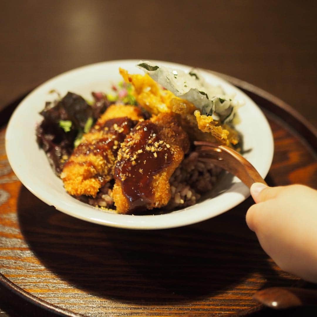 木村涼子さんのインスタグラム写真 - (木村涼子Instagram)「先週末、実家に帰った時に行った 宇治の食堂 山小屋さんのランチ。  店内は子供連れの親子がたくさん来てました。 それもそのはず、オーガニック玄米菜食ランチでとっても美味しい♡  2枚目は子供におすすめの車麩の丼 ペロリと食べておりました。 また行こー♫  #食堂山小屋 #宇治ランチ #子連れランチ」3月20日 14時30分 - kimuryou