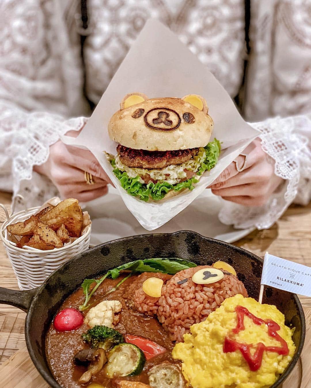 のインスタグラム：「🐻♥️ リラックマ「gelato pique cafe meets with RiLAKKUMA」コラボカフェがスタート♡ ・ ナチュラルビーフ100％ リラックマバーガー🍔 もっちりした天然酵母のバンズでサンドした リラックマバーガー♡ こだわりのナチュラルビーフがジューシーで ボリューム満点♥️ ・ ・ ・ ・ ・ gelato pique cafe bio concept 京都 The CUBE店 期間：2019年3月20日(水)～2019年5月6日(月・祝) TEL：075-746-5119 営業時間：10:00〜20:00(L.O.19:30) ※金・土のみクローズ 21:00 ※事前予約制 ‥‥‥‥‥‥‥‥‥‥‥‥‥‥‥‥‥‥‥‥‥‥‥‥‥‥‥‥‥‥‥‥‥‥ #gatheringlikethese#handsinframe#foodandflatlay#flatlay#flatlays#livethelittlethings#cups_are_love#still_life_gallery#vscofood#ourfoodstories#beautifulcuisine#hamburger#frenchfry#kyotolunch#kyotosweets#京都ランチ#京都カフェ#京都グルメ#京都スイーツ#ハンバーガー部#gelatopiquecafebioconcept京都thecube店#gelatopiquecafe#ジェラートピケカフェ」