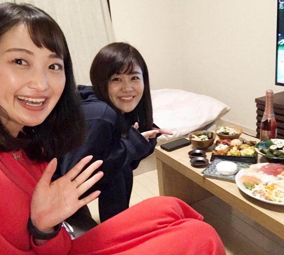 西口真央のインスタグラム：「突撃訪問しました！ 大好きで気が置けない同期☺️ 大学生時代、週に5回程会っていた読売テレビの澤口実歩ちゃんです。 朝ご飯から夜ご飯まで一緒に食べて、遊んだり勉強したりカラオケに行ったり！笑 私の実家に泊まりに来てくれたことも！ 研修もずっと一緒に受け、同じ系列で仕事が出来ることが本当に嬉しいです！ 急な訪問🏠失礼しました笑 #コメダ珈琲 #星乃珈琲店 #アイスクリーム #牡蠣 #焼き鳥 #納豆  #チーズ」