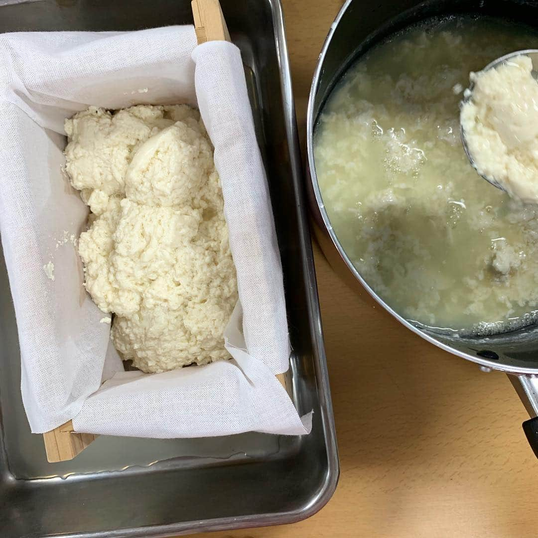 AYUMIさんのインスタグラム写真 - (AYUMIInstagram)「生の大豆から、お豆腐作り。 家庭科のお手伝いで子どもたちと 一緒に作ったお豆腐は 感動の美味しさ！ . . #豆腐づくり」3月20日 14時30分 - ayumiayunco